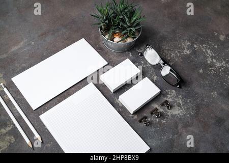 Modèle de papier à lettres vierge pour placer votre modèle. Photo de l'ensemble de papeterie vierge. Maquette pour l'identité de marque. Banque D'Images