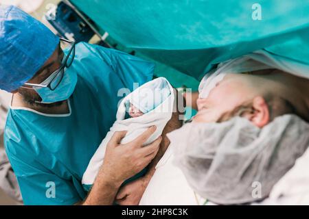 Un médecin montrant le nouveau-né à la mère Banque D'Images
