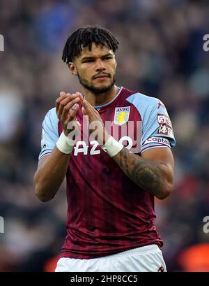 Le Tyrone Mings d'Aston Villa applaudit les fans après le match de la Premier League à Villa Park, Birmingham. Date de la photo: Samedi 19 février 2022. Banque D'Images