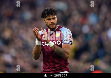 Le Tyrone Mings d'Aston Villa applaudit les fans après le match de la Premier League à Villa Park, Birmingham. Date de la photo: Samedi 19 février 2022. Banque D'Images