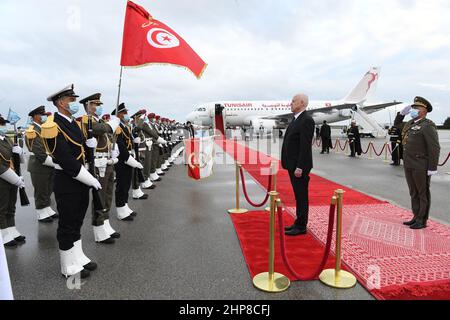 Tunis, Tunisie. 17th févr. 2022. Le chef de l'Etat tunisien, KaÃ¯s SaÃ¯ed, se présente en Belgique pour participer aux travaux du Sommet de 6th entre l'Union européenne et l'Union africaine, prévu pour les 17 et 18 février 2022 à Bruxelles (Credit image: © Chokri Mahjoub/ZUMA Press Wire) Banque D'Images