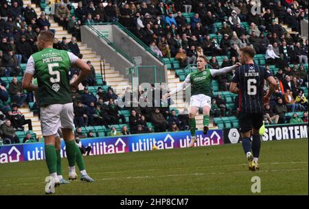 Easter Road Stadium, Edinburgh.Scotland UK.19th Feb 22 Hibernian vs Ross County Cinch Premiership Match. Jake Doyle-Hayes, milieu de terrain de Hibs, tire à la maison son but de 2nd. Crédit : eric mccowat/Alay Live News Banque D'Images