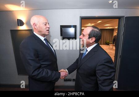 Tunis, Tunisie. 17th février 2022. Rencontre avec le président égyptien Mohamed Sissi au cours du sommet de Bruxelles. Le chef d’État tunisien, KaÃ¯s SaÃ¯ed, se présente en Belgique pour participer aux travaux du sommet de 6th entre l’Union européenne et l’Union africaine, prévu pour les 17 et 18 février, 2022 à Bruxelles (Credit image: © Chokri Mahjoub/ZUMA Press Wire) Banque D'Images