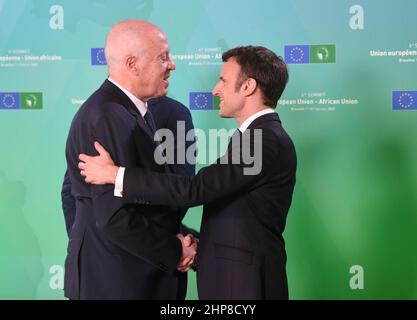 Tunis, Tunisie. 17th février 2022. Rencontre avec le président français Emmanuel Macron lors du sommet à Bruxelles. Le chef d’État tunisien, KaÃ¯s SaÃ¯ed, se présente en Belgique pour participer aux travaux du sommet de 6th entre l’Union européenne et l’Union africaine, prévu pour les 17 et 18 février 2022 à Bruxelles (Credit image: © Chokri Mahjoub/ZUMA Press Wire) Banque D'Images