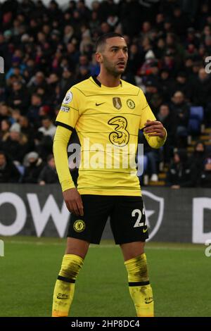 Londres, Royaume-Uni. 19th févr. 2022. Hakim Ziyech, de Chelsea, a obtenu un score dans les derniers minutes pour le faire 0-1 et célèbre lors du match de la Premier League entre Crystal Palace et Chelsea à Selhurst Park, Londres, Angleterre, le 19 février 2022. Photo de Ken Sparks. Utilisation éditoriale uniquement, licence requise pour une utilisation commerciale. Aucune utilisation dans les Paris, les jeux ou les publications d'un seul club/ligue/joueur. Crédit : UK Sports pics Ltd/Alay Live News Banque D'Images