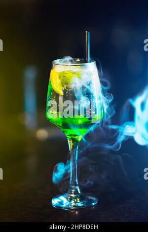Cocktail vert frais avec citron vert et menthe Banque D'Images