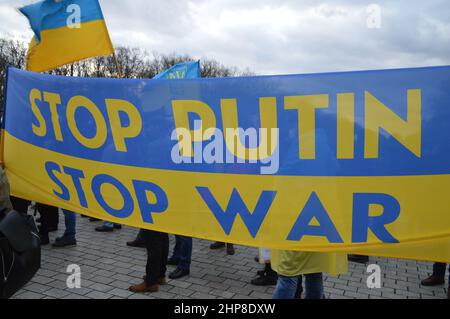 'Et l'Ukraine' - manifestation devant la porte de Brandebourg à Berlin, en Allemagne, en faveur de l'indépendance et de la souveraineté de l'Ukraine - 19 février 2022. Banque D'Images