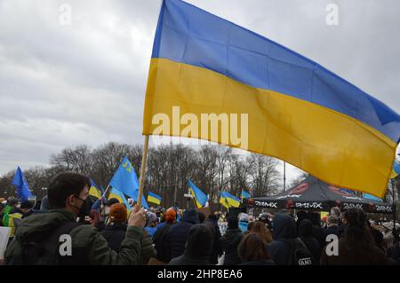 'Et l'Ukraine' - manifestation devant la porte de Brandebourg à Berlin, en Allemagne, en faveur de l'indépendance et de la souveraineté de l'Ukraine - 19 février 2022. Banque D'Images