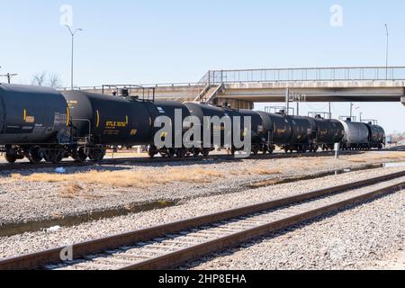 Taylor, Texas États-Unis - plusieurs wagons-citernes pétrochimiques de chemin de fer connectés ensemble en attendant sur une voie de chemin de fer d'être déplacés. Banque D'Images