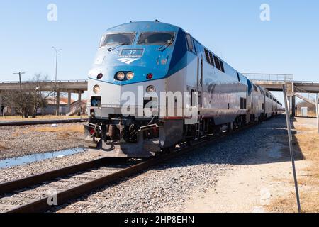 Taylor, Texas États-Unis - train de voyageurs Amtrak Texas Eagle locomotive diesel tirant plusieurs voitures de passagers arrivant à la gare de passagers Banque D'Images