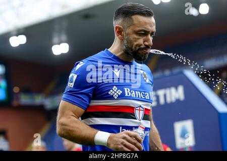 Gênes, Italie, le 19th février 2022. Fabio Quagliarella de l'UC Sampdoria crache de l'eau avant de lancer dans la série Un match à Luigi Ferraris, Gênes. Le crédit photo devrait se lire: Jonathan Moscrop / Sportimage Banque D'Images