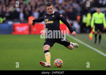 Londres, Royaume-Uni. 19th févr. 2022. Matt Targett de Newcastle United en action pendant le match. Match de la Premier League, West Ham Utd et Newcastle Utd au stade de Londres, parc olympique Queen Elizabeth, à Londres, le samedi 19th février 2022. Cette image ne peut être utilisée qu'à des fins éditoriales. Utilisation éditoriale uniquement, licence requise pour une utilisation commerciale. Aucune utilisation dans les Paris, les jeux ou les publications d'un seul club/ligue/joueur. photo par Steffan Bowen/Andrew Orchard sports photographie/Alay Live news crédit: Andrew Orchard sports photographie/Alay Live News Banque D'Images