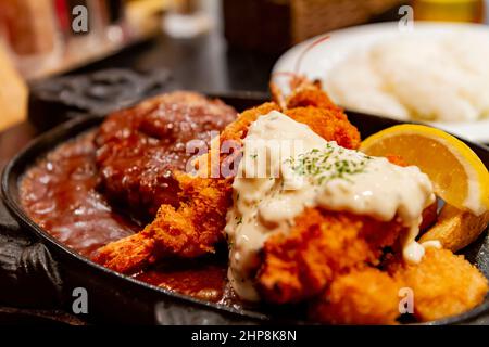 Gros plan de crevettes et de steaks frits à Osaka, Japon Banque D'Images