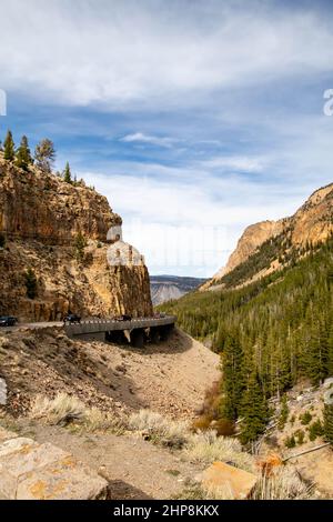 Golden Gate Canyon dans le parc national de Yellowstone, Wyoming, États-Unis, mai 27, 2021: Pont sur la route Grand loop orientée vers le nord , verticale Banque D'Images