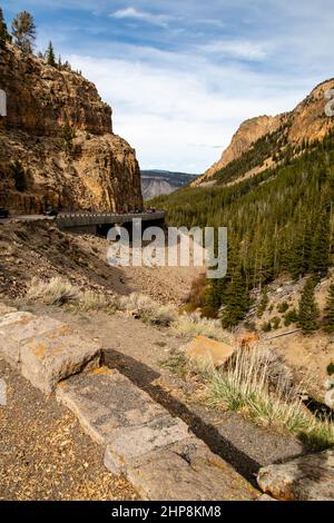 Golden Gate Canyon dans le parc national de Yellowstone, Wyoming, États-Unis, mai 27, 2021: Pont sur la route Grand loop, verticale Banque D'Images