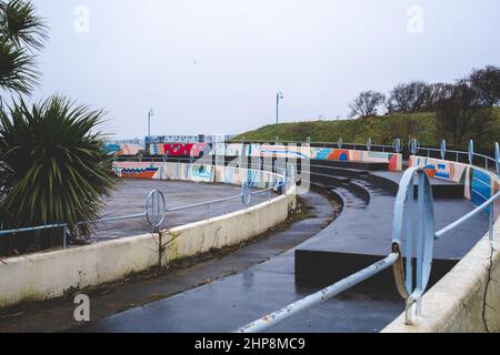 Site du projet Eden Morecambe Bay Lancashire Royaume-Uni ancien espace de siège en béton lors d'une journée d'hiver humide Banque D'Images