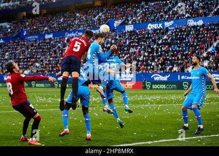 Vrsaljko (Atlético Madrid) conteste une balle avec David Garcia (Osasuna) lors du match de la Liga Santander entre CA Osasuna y Club Atlético de Madrid (0-3) à l'Estadio El Sadar à Pampelune, en Espagne. Crédit: Iñigo Alzugaray/Alamy Live News Banque D'Images