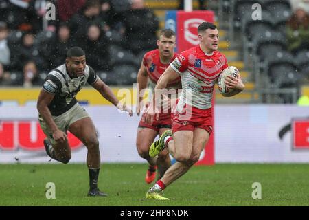 Matty Lees (10) de St Helens court avec le ballon Banque D'Images