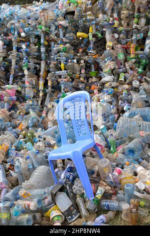 KENYA, Nairobi, Kibera slum, bouteille en plastique de Nestlé, Pepsico, Coca Cola and Co., dumping, les entreprises de boissons remplacent les bouteilles en verre retournables de plus en plus par des bouteilles en plastique à sens unique, en raison de l'absence de systèmes de recyclage les montagnes de déchets se développent et se développent, au milieu d'une chaise en plastique monobloc / KENIA, Nairobi, Kibera slum, Plastikflaschen von Coca Cola und Co, Coca Cola reduziert in Afrika die Glaspfandflaschen zunehmend und steigt dafür mehr auf den Verkauf von Einwegfaschen aus Plastik um, die Müllberge wachsen, Recycling Systeme fehlen, Plastikchen Monoheim Banque D'Images