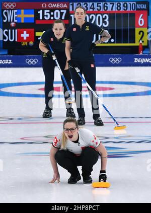 Pékin, Chine. 19th févr. 2022. Alina Paetz (avant) de Suisse participe à la partie de médaille de bronze des femmes de curling des Jeux Olympiques d'hiver de Beijing 2022 entre la Suède et la Suisse au Centre National de la natation à Beijing, capitale de la Chine, le 19 février 2022. Credit: Li He/Xinhua/Alay Live News Banque D'Images