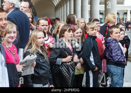 Londres, Royaume-Uni - 20 septembre 2021, Un groupe d'enfants regardent comme un magicien un spectacle dans un coin magique de Covent Garden Banque D'Images