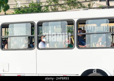 Les personnes à l'intérieur du bus portant un masque de protection contre le coronavirus. Salvador, Bahia, Brésil. Banque D'Images