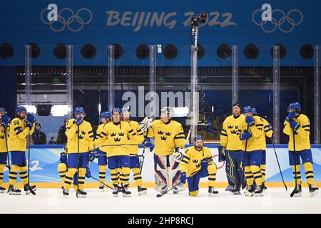 (220220) -- BEIJING, le 20 février 2022 (Xinhua) -- les athlètes de Suède réagissent après le match de médaille de bronze des hommes de hockey sur glace des Jeux olympiques d'hiver de Beijing 2022 entre la Suède et la Slovaquie au Stade national intérieur de Beijing, capitale de la Chine, le 19 février 2022. Banque D'Images