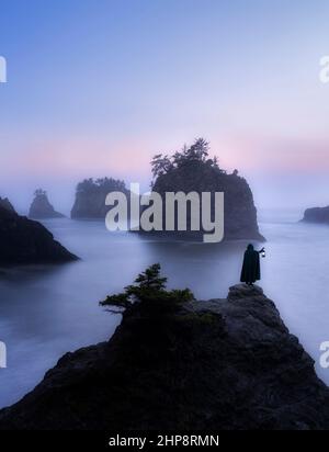 Dame avec lanterne sur le rivage rocheux. Parc national Samuel Boardman, Oregon Banque D'Images