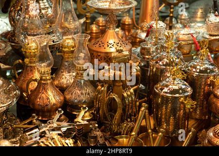 Bazar de cuivre en Turquie. Copers traditionnels et faits main. Cafetière, théière, souvenirs, casseroles, cadeaux. Banque D'Images