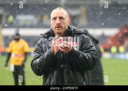 James Roby (9) de St Helens applaudit les fans de voyage Banque D'Images