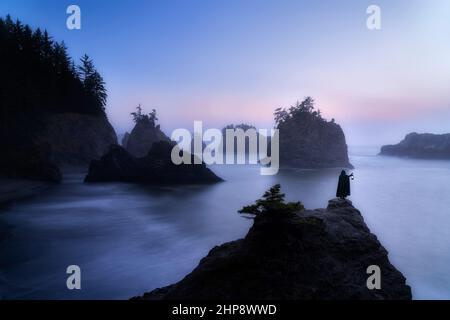 Dame avec lanterne sur le rivage rocheux. Parc national Samuel Boardman, Oregon Banque D'Images