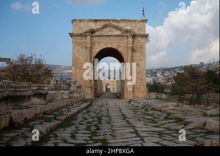 Nord Tetrapylon sur le cargo Maximus dans l'ancienne ville romaine de Jerash, Jordanie Banque D'Images