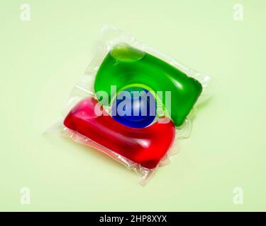 Poudre liquide en capsule de gel pour le lavage multicolore sur fond de couleur Banque D'Images