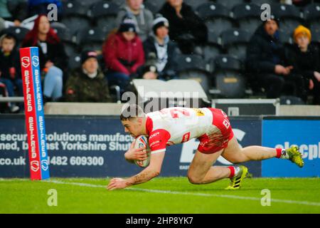 Hull, Royaume-Uni. 19th févr. 2022. The MKM Stadium, West Park, Hull, East Yorkshire, 19th février 2022. Betfred Super League Hull FC vs St Helens RLFC Josh SIMM de St Helens RLFC plonge pour marquer son essai du jeu en 1st. Crédit : Touchlinepics/Alamy Live News Banque D'Images