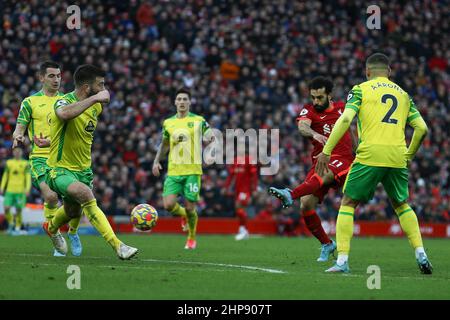 Liverpool, Royaume-Uni. 19th févr. 2022. Mohamed Salah de Liverpool (11) tire mais manque la cible. Match Premier League, Liverpool et Norwich City à Anfield à Liverpool le samedi 19th février 2022. Cette image ne peut être utilisée qu'à des fins éditoriales. Utilisation éditoriale uniquement, licence requise pour une utilisation commerciale. Aucune utilisation dans les Paris, les jeux ou les publications d'un seul club/ligue/joueur. photo par Chris Stading/Andrew Orchard sports Photography/Alamy Live News crédit: Andrew Orchard sports Photography/Alamy Live News Banque D'Images