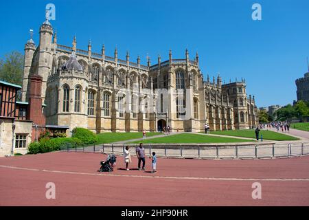 Une famille comprenant un enfant et une poussette se trouve à l'extérieur de la chapelle Saint-Georges, dans la partie inférieure du château de Windsor, Berkshire, au Royaume-Uni. Banque D'Images