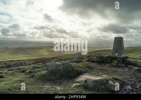 Point de trig sur le mur d'Hadrien, près de deux brassées, Northumberland, Royaume-Uni. La région est classée au patrimoine mondial de l'UNESCO. Banque D'Images