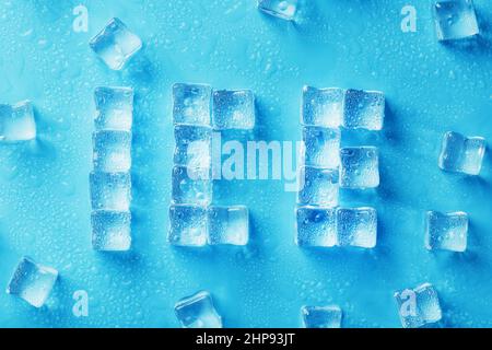 L'inscription GLACE faite de glaçons sur fond bleu. Banque D'Images