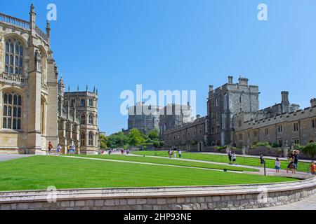 Les visiteurs se promènent dans la partie inférieure et offrent une vue sur la chapelle gothique Saint-Georges et la tour ronde du château de Windsor, Berkshire, Royaume-Uni. Banque D'Images