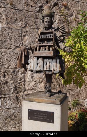 Grasse, Côte d'Azur (France) : la statue de bronze habite de Parfumeur ou Perfume Seller Banque D'Images