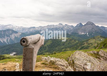 Un télescope en bois pour observer le sommet de la montagne. Sentier de randonnée en Autriche. En arrière-plan, les montagnes enneigées. Flachau Banque D'Images