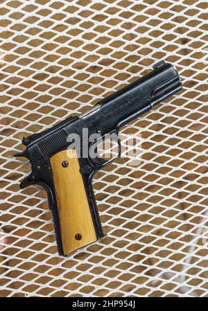 Pistolet automatique Colt M1911 modèle utilisé dans la guerre américano-philippine, avec de nouvelles poignées. Banque D'Images