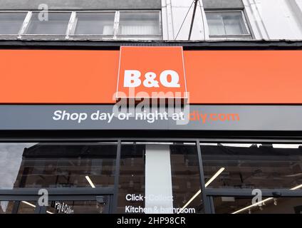 Londres Royaume-Uni - 9th décembre 2022 - panneau B&Q. B&Q PLC est une multinationale britannique de bricolage et de vente au détail d'aménagement intérieur Banque D'Images