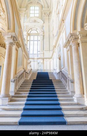 TURIN, ITALIE - VERS JUIN 2021 : le plus bel escalier baroque d'Europe situé dans le Palais Madama (Palazzo Madama). Intérieur avec marbre de luxe Banque D'Images