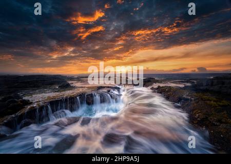 L'eau de mer bien égoutter et le coucher du soleil. L'île de Hawaii. La Grande Île Banque D'Images