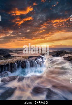 L'eau de mer bien égoutter et le coucher du soleil. L'île de Hawaii. La Grande Île Banque D'Images