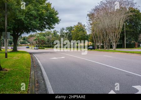 Orlando, Floride - 6 février 2022 : vue panoramique de Hiawassee Road par une journée nuageuse avec circulation légère. Banque D'Images