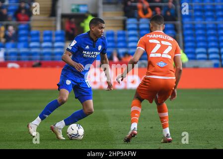 Cody Drameh #17 de Cardiff City prend le CJ Hamilton #22 de Blackpool Banque D'Images