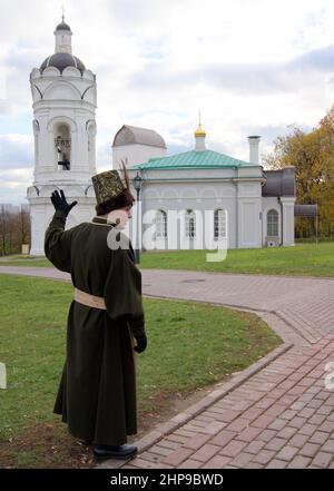 Guide de visite du musée et du parc portant un costume russe historique au 16th-Century St. Église George, à Kolomenskoye, Moscou, Russie Banque D'Images