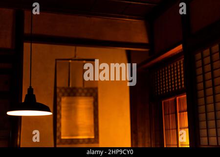 Lampe de lanterne lumineuse suspendue au plafond encastré dans un restaurant traditionnel japonais machiya House ryokan ou une maison avec portes coulissantes en papier à ni Banque D'Images